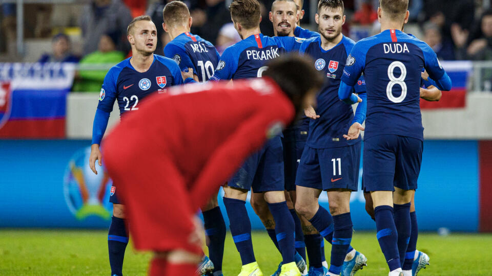 Na snímke gólová radosť hráčov Slovenska počas zápasu kvalifikácie Majstrovstiev Európy medzi Slovenskom a Azerbajdžanom.