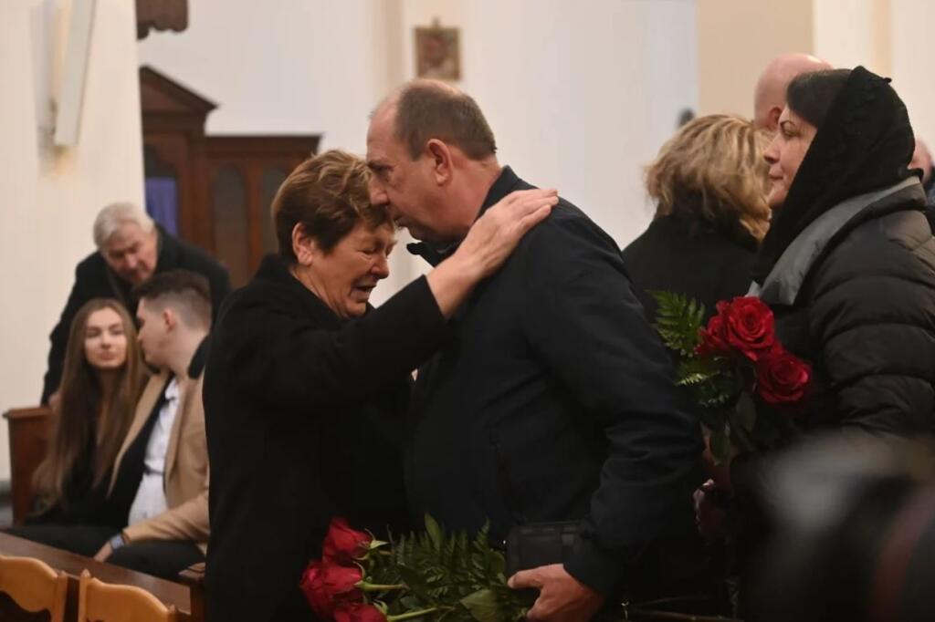 Jágrova mama Anna prijíma kondolencie od najbližších.
