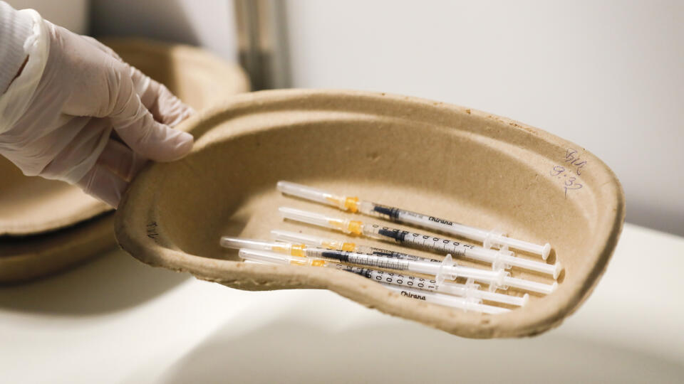 JB 39 Viedeň - Zdravotníčka drží injekčné striekačky s vakcínou proti ochoreniu COVID-19 od spoločnosti AstraZeneca počas očkovania vo vakcinačnom centre vo Viedni 9. apríla 2021. FOTO TASR/AP
Syringes are held by a health worker in the 'Austria Center Vienna' in Vienna, Austria, Friday, April 9, 2021. (AP Photo/Lisa Leutner)