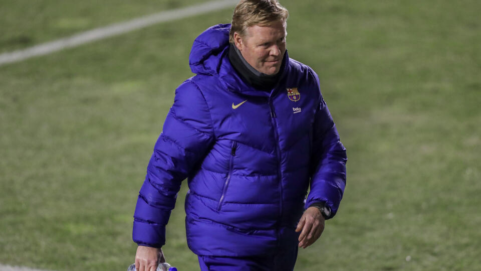 EBE 45 Madrid - Na snímke tréner Barcelony Ronald Koeman v zápase osemfinále Španielskeho pohára vo futbale Rayo Vallecano - FC Barcelona v stredu 27. januára 2021. FOTO TASR/AP
Barcelona's head coach Ronald Koeman during a Spanish Copa del Rey round of 16 soccer match between Rayo Vallecano and FC Barcelona at the Vallecas stadium in Madrid, Spain, Wednesday, Jan. 27, 2021. (AP Photo/Manu Fernandez)