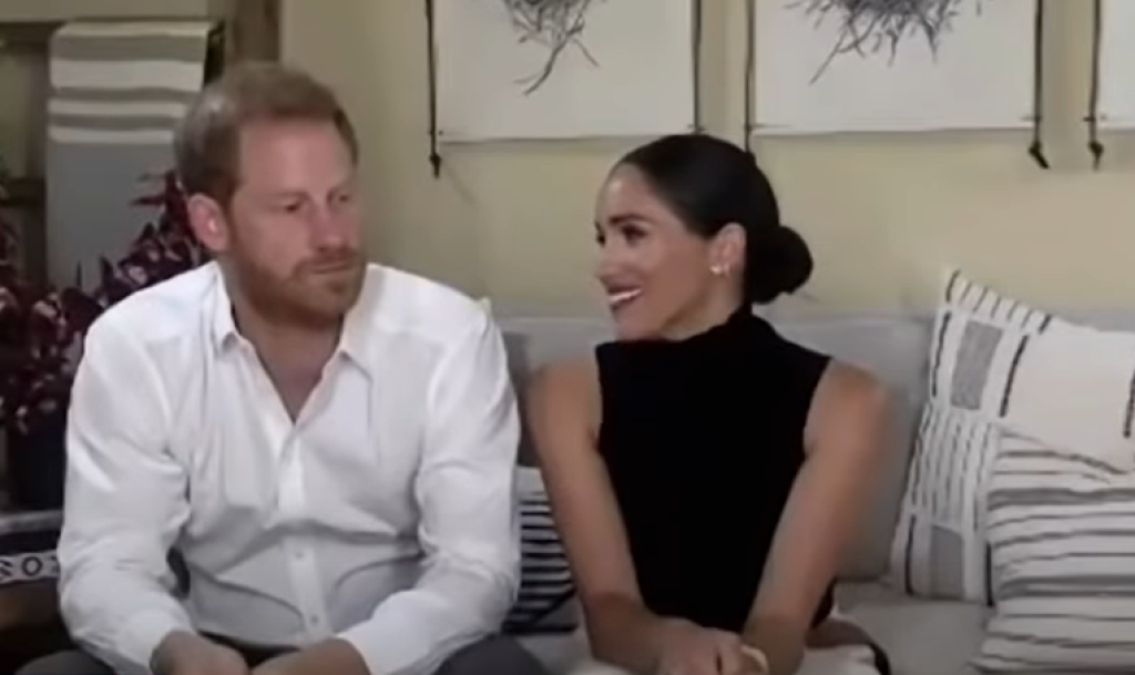 Vojvodkyňa Meghan sa poriadne zmenila. Namiesto prirodzenosti zvolila tmavší mejkap a sýty rúž.