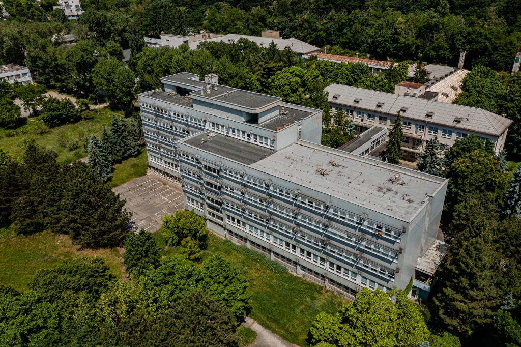 Na snímke areál bývalej Vojenskej nemocnice v Bratislave, ktorý v roku 2017 získala spoločnosť ESET a plánuje v ňom vybudovať centrum inovácií a kreativity ESET Campus.