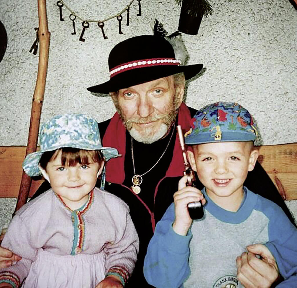 Pred smrťou ho navštevovali aj jeho vnúčatá Filip a Ema.