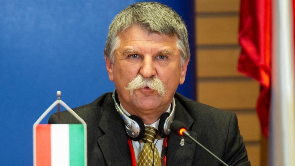 Na snímke predseda maďarského Národného zhromaždenia László Kövér počas tlačovej konferencie po skončení spoločného rokovania predsedov parlamentov Vyšehradskej štvorky, Nemecka a Francúzska v Zimnej jazdiarni Bratislavského hradu 15. novembra 2018 v Bratislave. FOTO TASR - Jakub Kotian