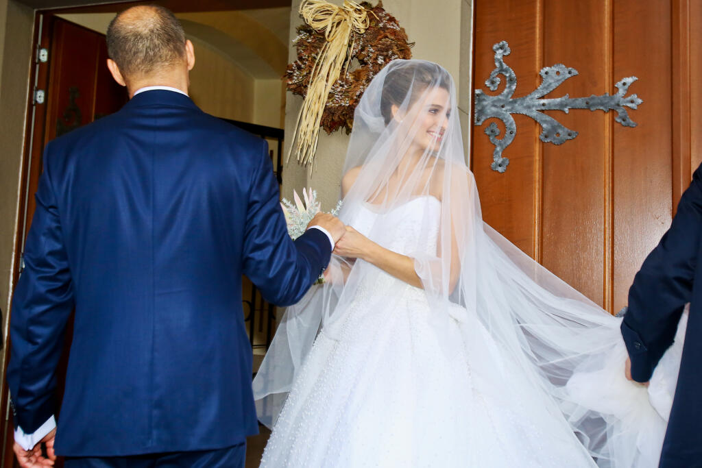 Na snimke nevesta Katarina Smolkova v doprovode svojho otca pred kostolom v Dolnom Kubine.