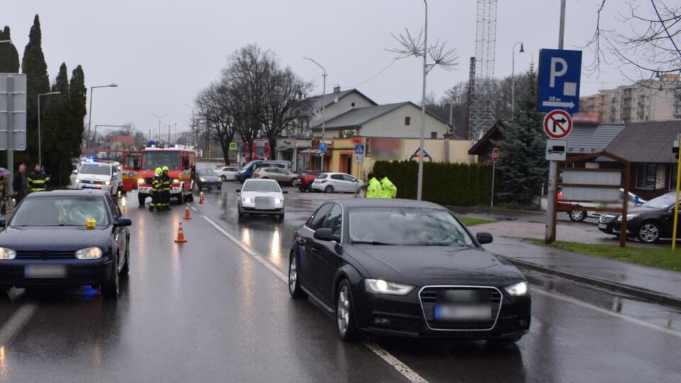 Zrážku s osobným autom v Liptovskom Hrádku v utorok neprežila chodkyňa. Mala prechádzať mimo riadne vyznačeného priechodu pre chodcov. TASR o tom informovala žilinská krajská policajná hovorkyňa Gabriela Kremeňová. Na základe doterajšieho vyšetrovania policajti zistili, že 31-ročný vodič viedol osobné auto po Ulici SNP. Následne z doposiaľ presne nezistených príčin došlo k stretu vozidla so ženou, ktorá mala prechádzať mimo riadne vyznačeného priechodu pre chodcov. "Chodkyňa, žiaľ, utrpela zrane