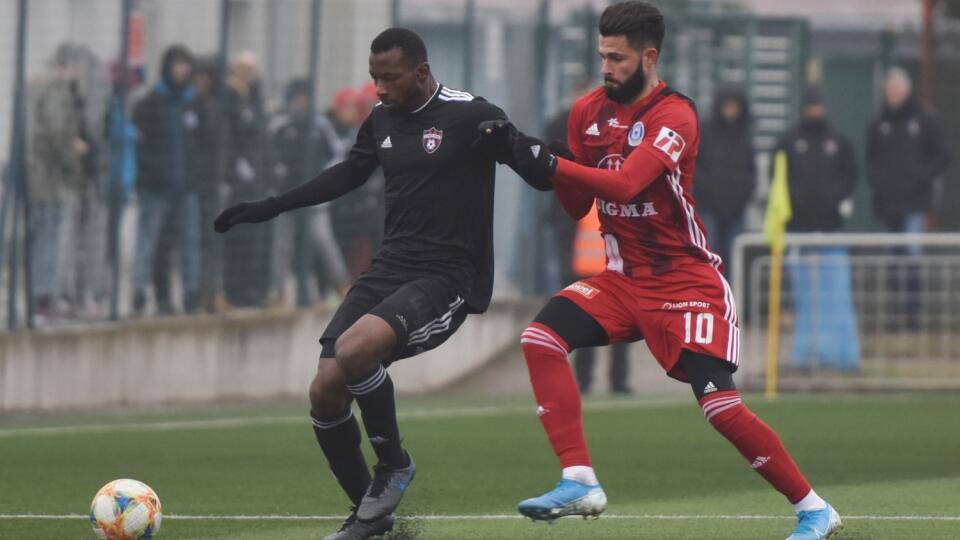 Na snímke vľavo nový hráč Trnavy Anthony Izuchukwu a hráč Olomouca Jakub Yunis v prípravnom zápase FC Spartak Trnava - SK Sigma Olomouc v Senci v sobotu 18. januára 2020. FOTO TASR - Lukáš Grinaj