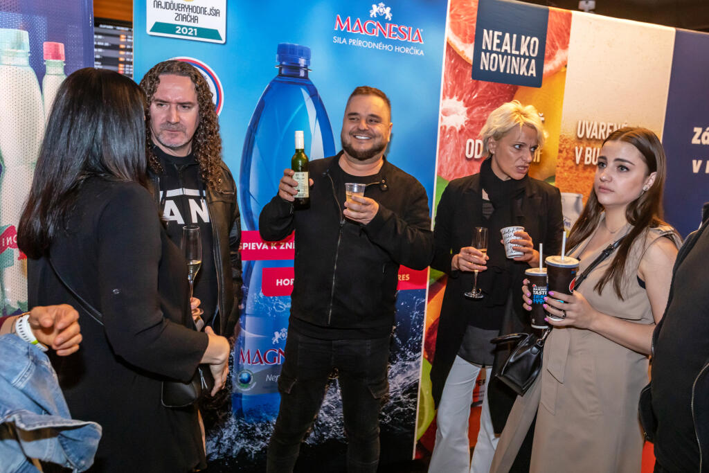 Spevák Mário Kuly Kollár si vo filme strihol kratučkú rolu farára. Na premiére sa bavil.