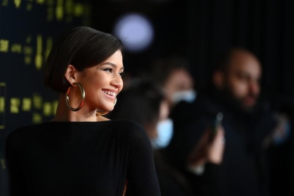 Na parížsky galavečer zavítala aj šarmantná americká herečka Zendaya, za ktorou sa otočil nejeden futbalista.