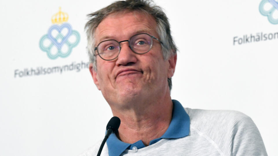 JB 1 Štokholm - Švédsky štátny epidemiológ Anders Tegnell z Verejnej zdravotníckej agentúry Švédska Anders Wallensten počas tlačovej konferencie ohľadne vývoja nového koronavírusu v Štokholme 9. júna 2020. Švédsko na rozdiel od iných európskych krajín prijalo menej prísne obmedzenia proti šíreniu koronavírusu. Počet potvrdených prípadov nákazy novým druhom koronavírusu sa vo Švédsku zvýšil na celkových 30.500. FOTO TASR/AP
Sweden's State epidemiologist Anders Tegnell of the Public Health Agenc