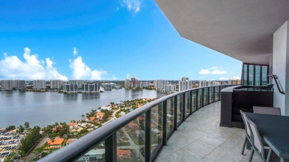 Z Messiho apartmánu je nádherný výhľad na Miami