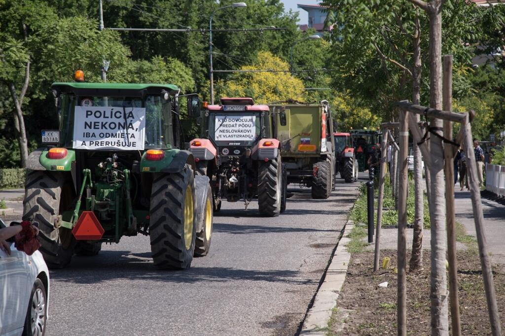 Protest farmárov pred Úradom vlády SR