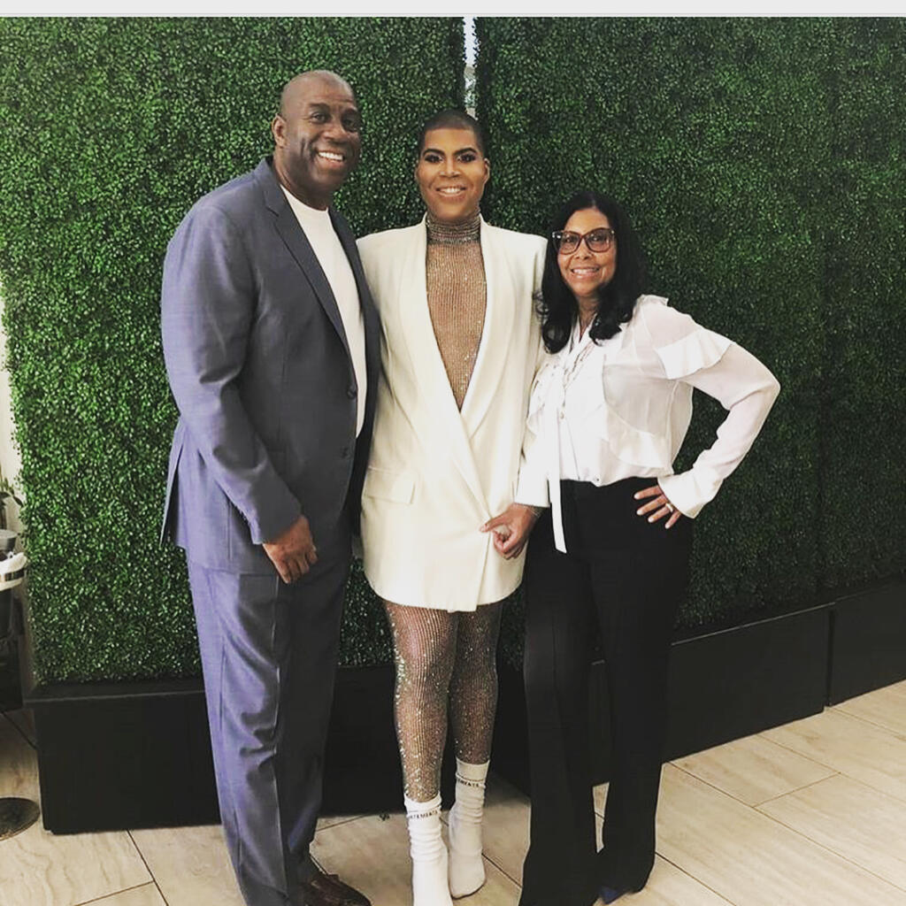 Legendárny Magic Johnson (vľavo) podporuje svojho syna Ej-a (v strede),
