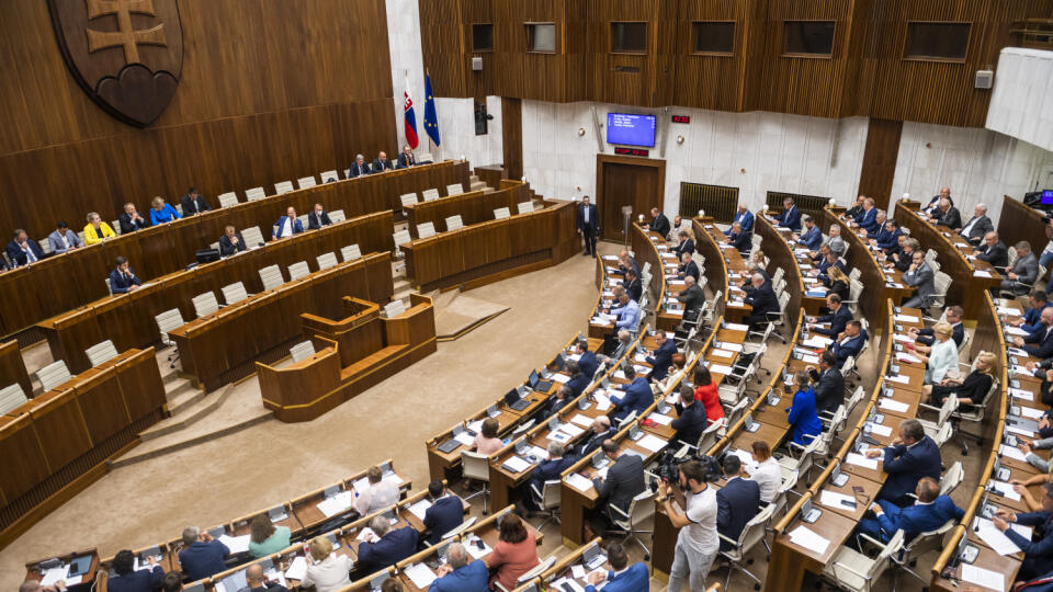 Na snímke poslanci Národnej rady (NR) SR sedia v rokovacej miestnosti počas 66. schôdze parlamentu v Bratislave v utorok 14. júna 2022. FOTO TASR - Jaroslav Novák