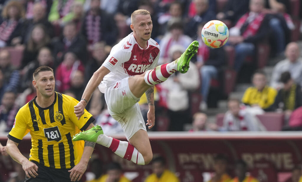 KK51 Kolín nad Rýnom - Vpravo slovenský futbalista Ondrej Duda z Kolína a hráč Dortmundu Niklas Süle v zápase 8. nemeckej Bundesligy 1. FC Kolín - Borussia Dortmund 1. októbra 2022 v Kolíne nad Rýnom. FOTO TASR/AP
Cologne's Ondrej Duda, right, and Dortmund's Niklas Suele, left, challenge for the ball during the German Bundesliga soccer match between 1.FC Cologne and Borussia Dortmund in Cologne, Germany, Saturday, Oct. 1, 2022. (AP Photo/Martin Meissner)