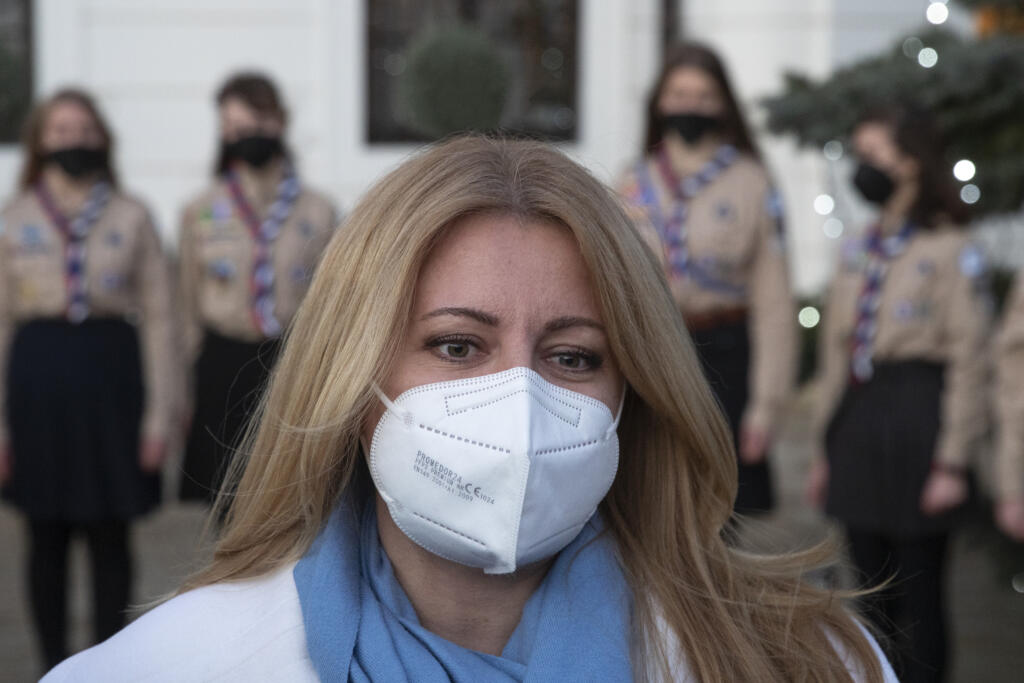Prezidentka Slovenskej republiky Zuzana Čaputová prevzala od zástiupcov Slovenského skautingu betlehémske svetlo.