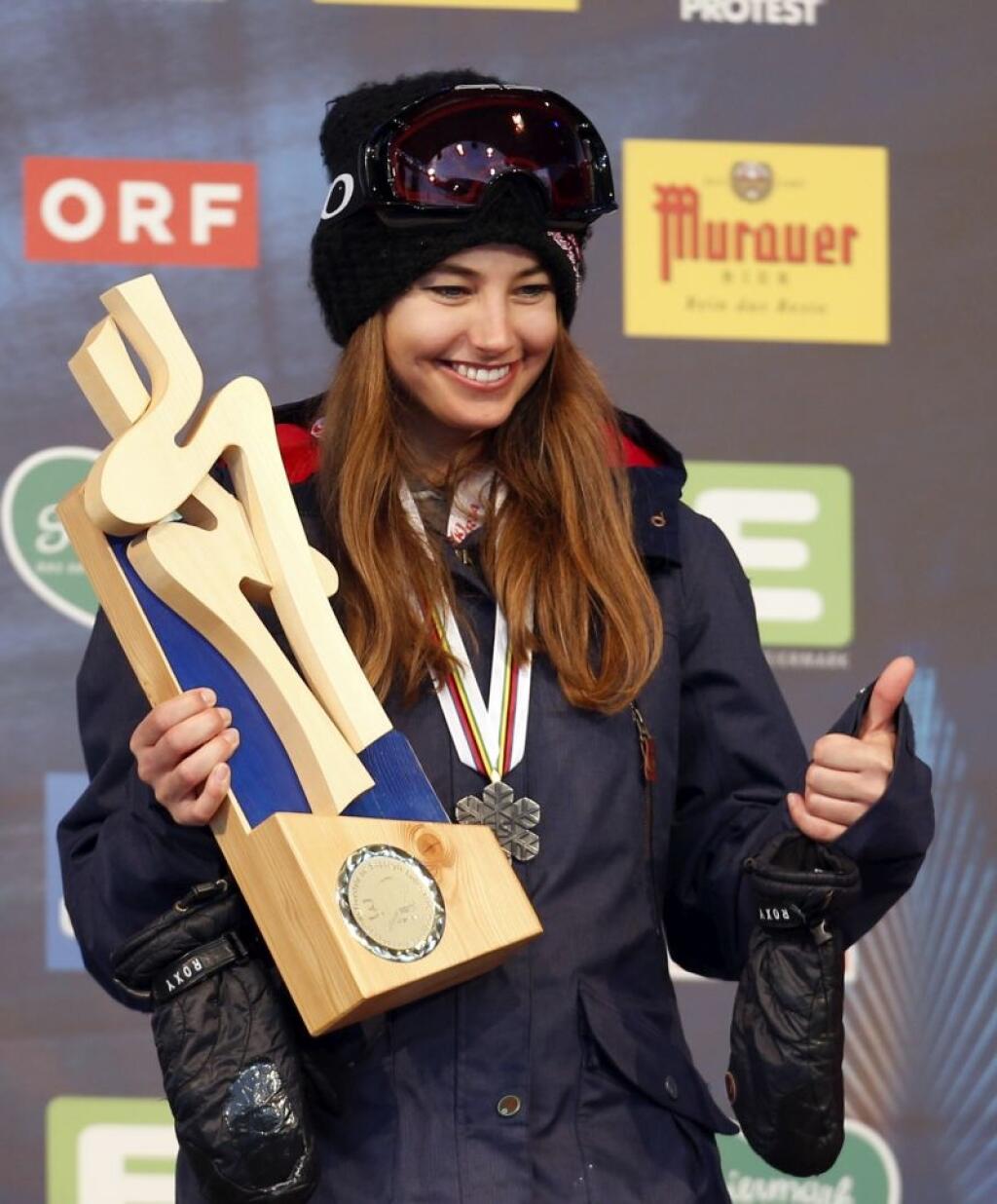 SY 13 Kreischberg - Slovenská reprezentantka v akrobatickom lyžovaní Zuzana Stromková sa teší z bronzovej medaily na stupňoch víťazov v disciplíne slopestyle na majstrovstvách sveta v rakúskom Kreischbergu 21. januára 2015. FOTO TASR/AP
Slovakia's Zuzana Stromkova celebrates her bronze medal in the women's freestyle skiing slopestyle event at the Freestyle Ski and Snowboard World Championships in Kreischberg, Austria, Wednesday, Jan. 21, 2015. (AP Photo/Darko Bandic)