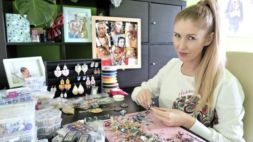 Používa kvalitné materiály a hoci náušnice vyzerajú masívne, sú ľahučké.