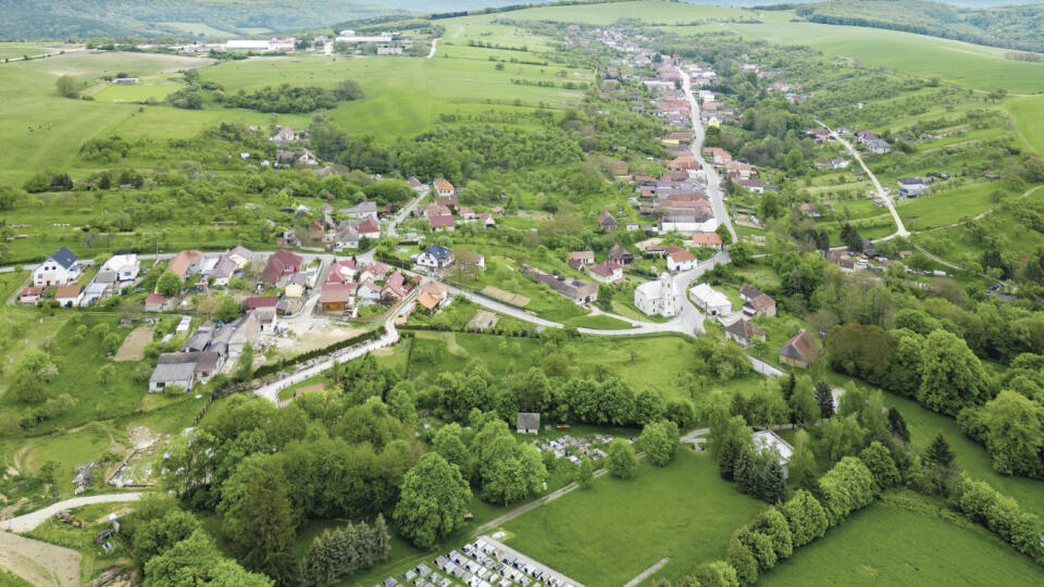 Dedinka medzi pahorkami sa zapĺňa autami a ľuďmi najmä cez víkendy.