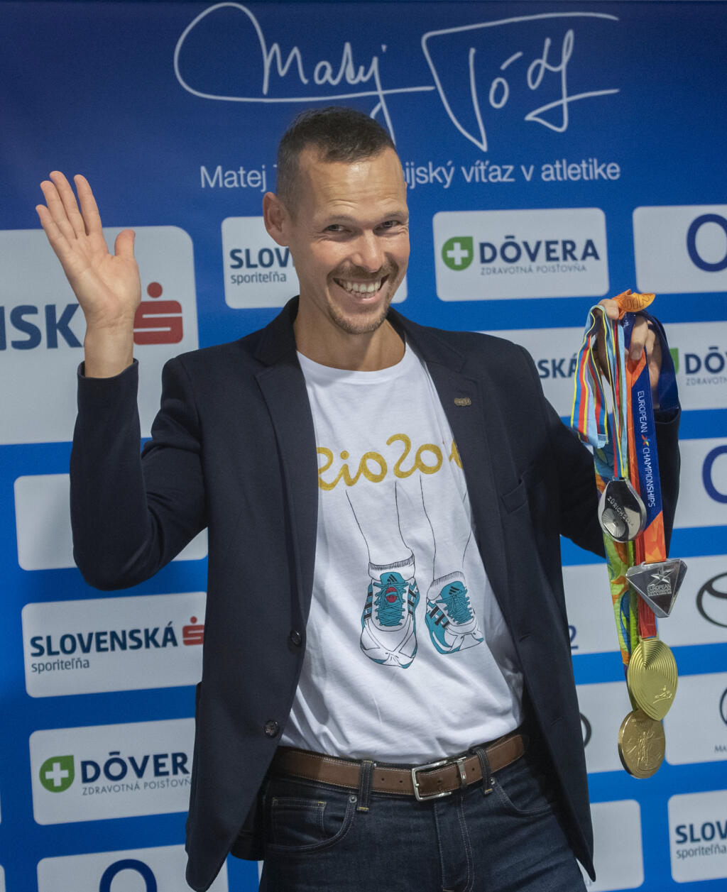 Na snímke olympijský víťaz a majster sveta v chôdzi na 50km Matej Tóth pózuje s medailami, ktoré získal počas kariéry pred tlačovou konferenciou. V Bratislave, 28. septembra 2021 FOTO TASR - Martin Baumann