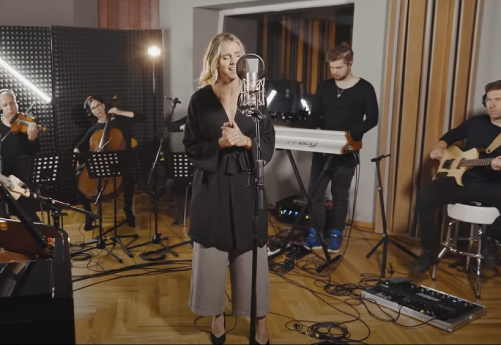 Nela Pocisková v klipe k piesni Bez teba.