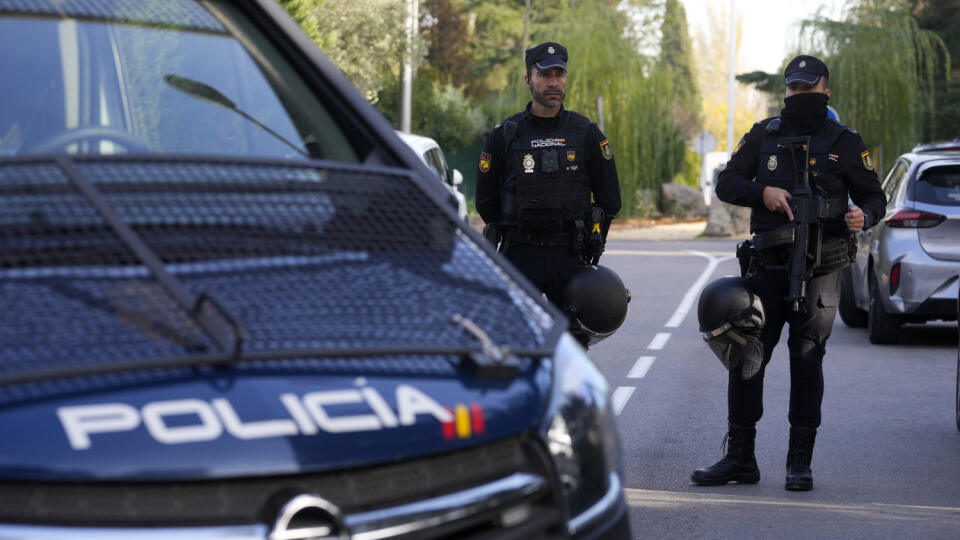 KK22 Madrid - Policajti hliadkujú pred ukrajinským veľvyslanectvom v Madride 30. novembra 2022. Pri výbuchu listovej bomby na ukrajinskom veľvyslanectve v Madride utrpel v stredu ľahké zranenia zamestnanec ambasády. FOTO TASR/AP
Police officers stand guard as they cordon off the area next to the Ukrainian embassy in Madrid, Spain, Wednesday, Nov. 30, 2022. Spain's Interior Ministry says police are investigating reports of a blast at the Ukrainian embassy in Madrid. The ministry says police were