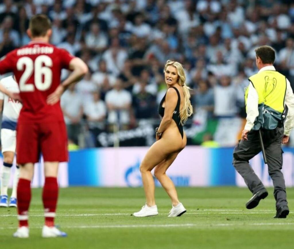 Narušiteľky na športových zápasoch nie sú nič výnimočné. Vtrhnutie na ihrisko prinieslo extrémnu popularitu Kinsey Wolanskej, ktorá prerušila finále Ligy majstrov.