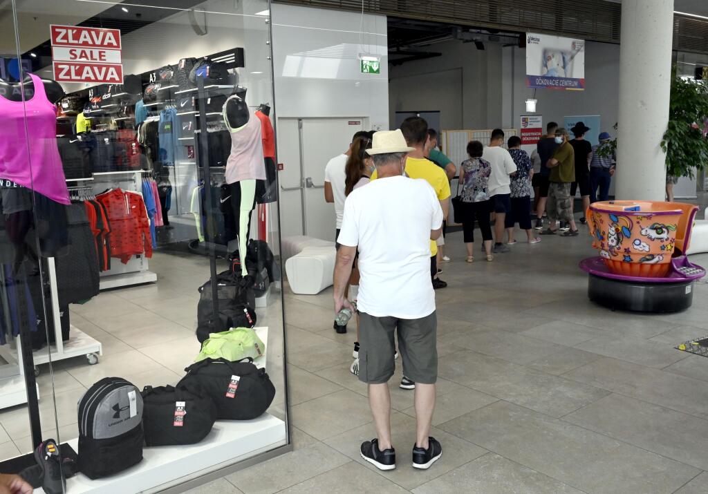 Na snímke očkovanie proti ochoreniu COVID-19 v obchodnom centre Eperia na Ulici Arm. Gen. Svobodu na sídlisku Sekčov v Prešove jednodávkovou vakcínou Janssen od spoločnosti Johnson&Johnson. Prešovský samosprávny kraj toto očkovanie v obchodnom centre realizoval bez termínu na počkanie pre všetkých záujemcov vo veku 16 rokov a viac. V Prešove 18. júla 2021. FOTO TASR - Roman Hanc