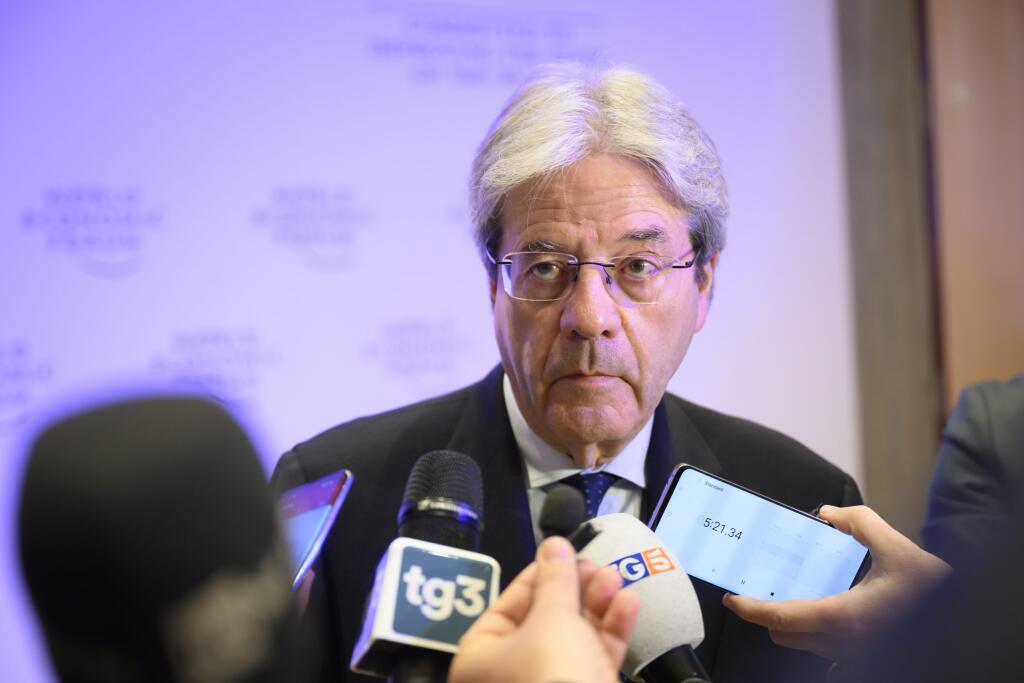 EBE 36 Davos - Na snímke eurokomisár pre hospodárstvo Paolo Gentiloni informuje médiá na 51. výročnom Svetovom ekonomickom fóre (WEF) vo švajčiarskom Davose 25.  mája 2022. FOTO TASR/AP


European Commissioner for Economy Paolo Gentiloni, speaks with Journalists at the 51st annual meeting of the World Economic Forum, WEF, in Davos, Switzerland, Wednesday, May 25, 2022. (Laurent Gillieron/Keystone via AP)