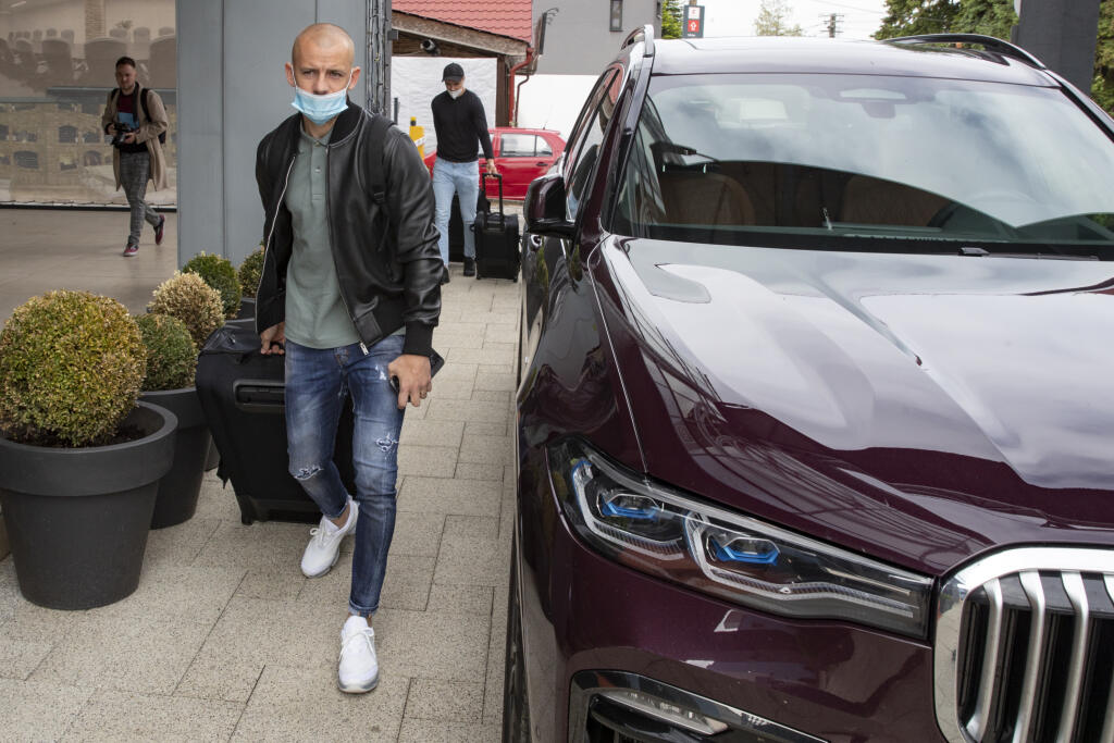 Vladko Weiss tentoraz nechal svoj Mercedes G doma a do Senca sa nechal doviezť.