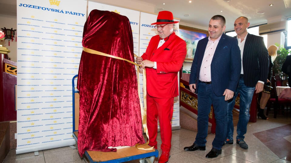 Jozef Oklamčák rozbaľuje narodeninový darček od priateľov.