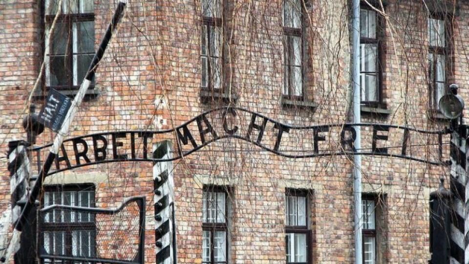 Študenti hajlovali pred smutne známym kovovým nápisom "Arbeit macht frei".