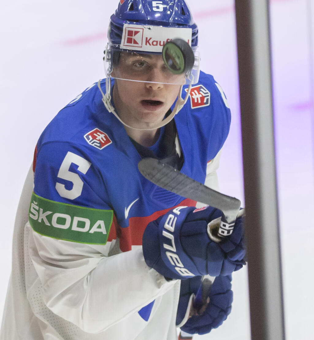 Šimon Nemec počas rozkorčuľovania tímu pred zápasom proti Taliansku na 85. majstrovstvách sveta v ľadovom hokeji.