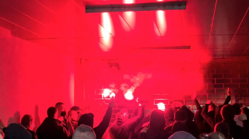 Hoci tribúny zívali prázdnotou, pred štadiónom Antona Malatinského bolo živo. Fanúšikovia povzbudzovali hráčov Spartaka a spustili pyrotechnickú šou.