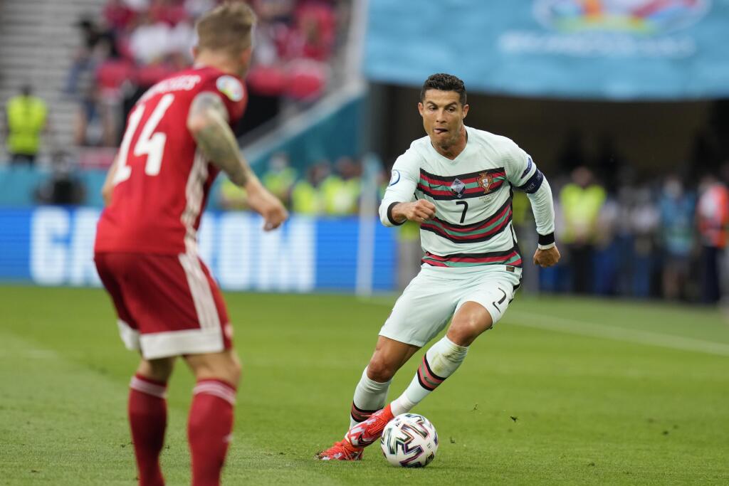 KK31 Budapešť - Na snímke portugalský futbalista Cristiano Ronaldo (vpravo) počas zápasu F-skupiny Maďarsko - Portugalsko na ME vo futbale 14. júna 2021 v Budapešti. FOTO TASR/AP
Portugal's Cristiano Ronaldo controls the ball during the Euro 2020 soccer championship group F match between Hungary and Portugal at the Ferenc Puskas stadium in Budapest, Hungary Monday, June 15, 2021. (AP Photo/Darko Bandic, Pool)