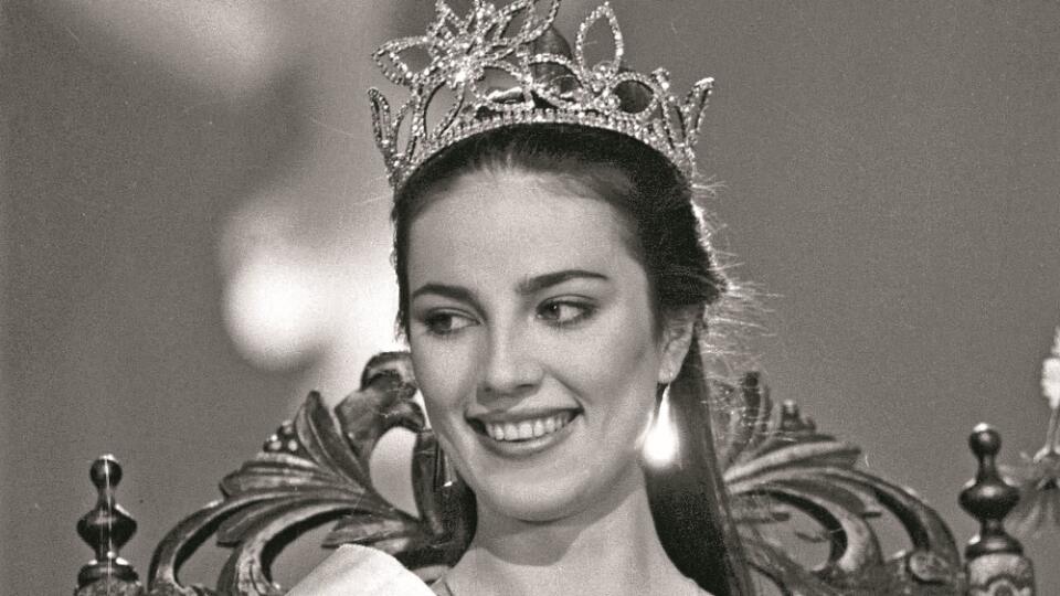 Krása dvadsiateho storočia: Miss Československo Ivana Christová sa v roku 1989 pri dekorovaní usmievala, aj keď ju ostravská hala počas dekorácie vypískala.