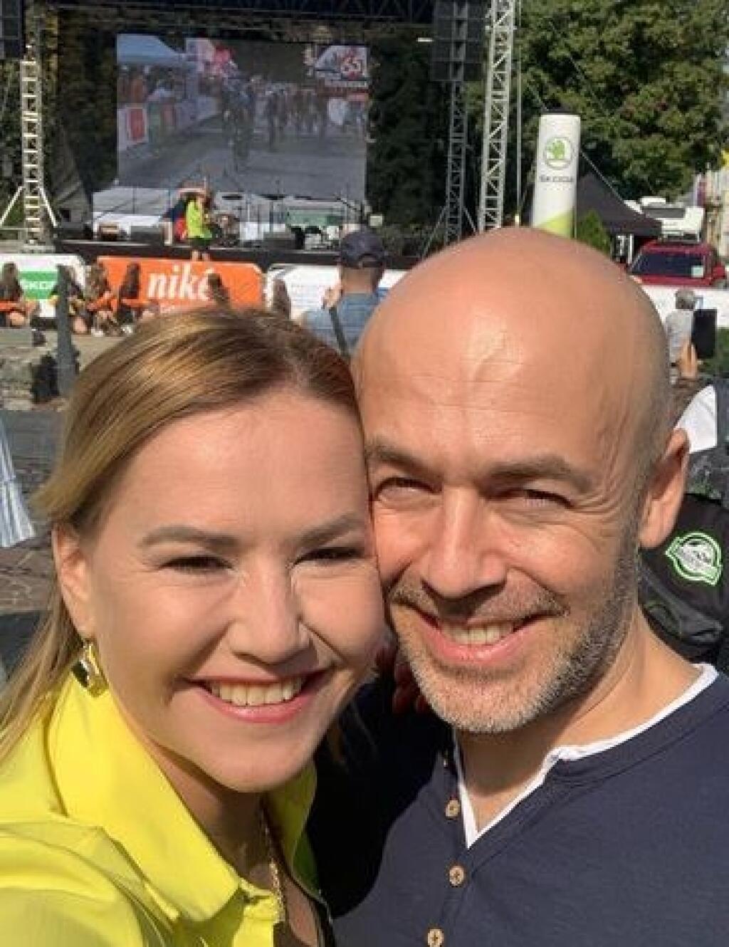 Zuzka po boku manžela doslova žiari.