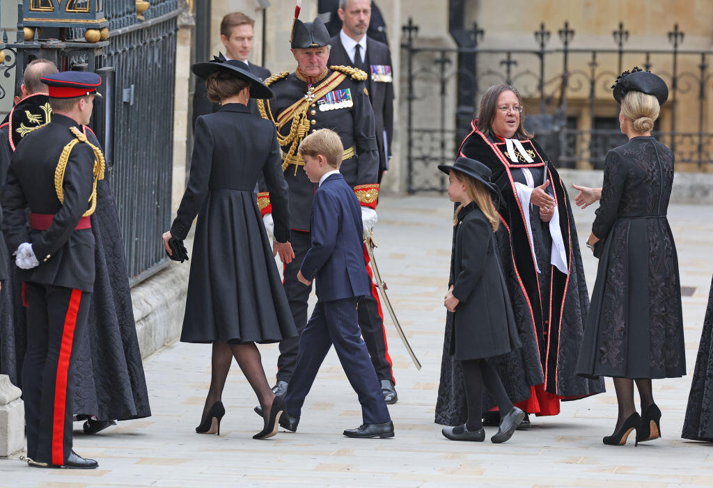 Princezná Kate a Megan Markle si na pohreb zosnulej kráľovnej obuli závratne vysoké lodičky. Odborníčka odhalila trik, ako v tejto obuvi vydržali počas celého bradu!