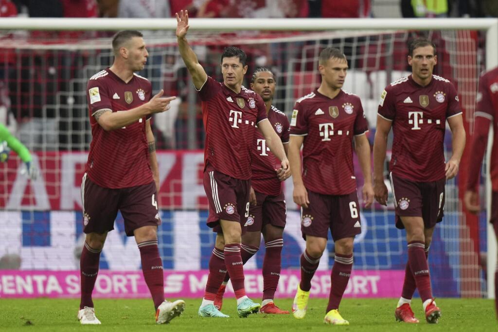 WA 55 Mníchov - Futbalista Bayernu Mníchov Robert Lewandowski (druhý zľava) sa teší po strelení gólu v zápase 3. kola nemeckej Bundesligy Bayern Mníchov - Hertha Berlín v Mníchove v sobotu 28. augusta 2021. FOTO TASR/AP
Bayern's Robert Lewandowski, second left, celebrates after scoring his side's second goal during the German Bundesliga soccer match between Bayern Munich and Hertha Berlin at the Allianz Arena stadium in Munich, Germany, Saturday, Aug. 28, 2021. (AP Photo/Matthias Schrader)