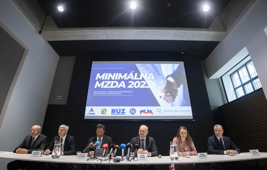 Na snímke zľava predseda ZMOS Branislav Tréger, viceprezident APZD Alexander Matušek, viceprezident AZZZ Rastislav Machunka, viceprezident RÚZ Jozef Špirko, prezidentka KOZ SR Monika Uhlerová a oprávnený zástupca SOS Dušan Chalupa počas tlačovej konferencie na tému 