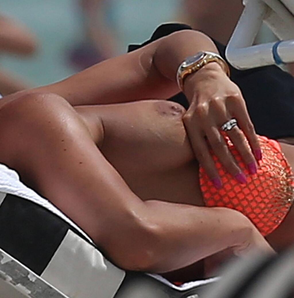 V roku 2013 zas Barbora pri opaľovaní zabudla na paparazzov.