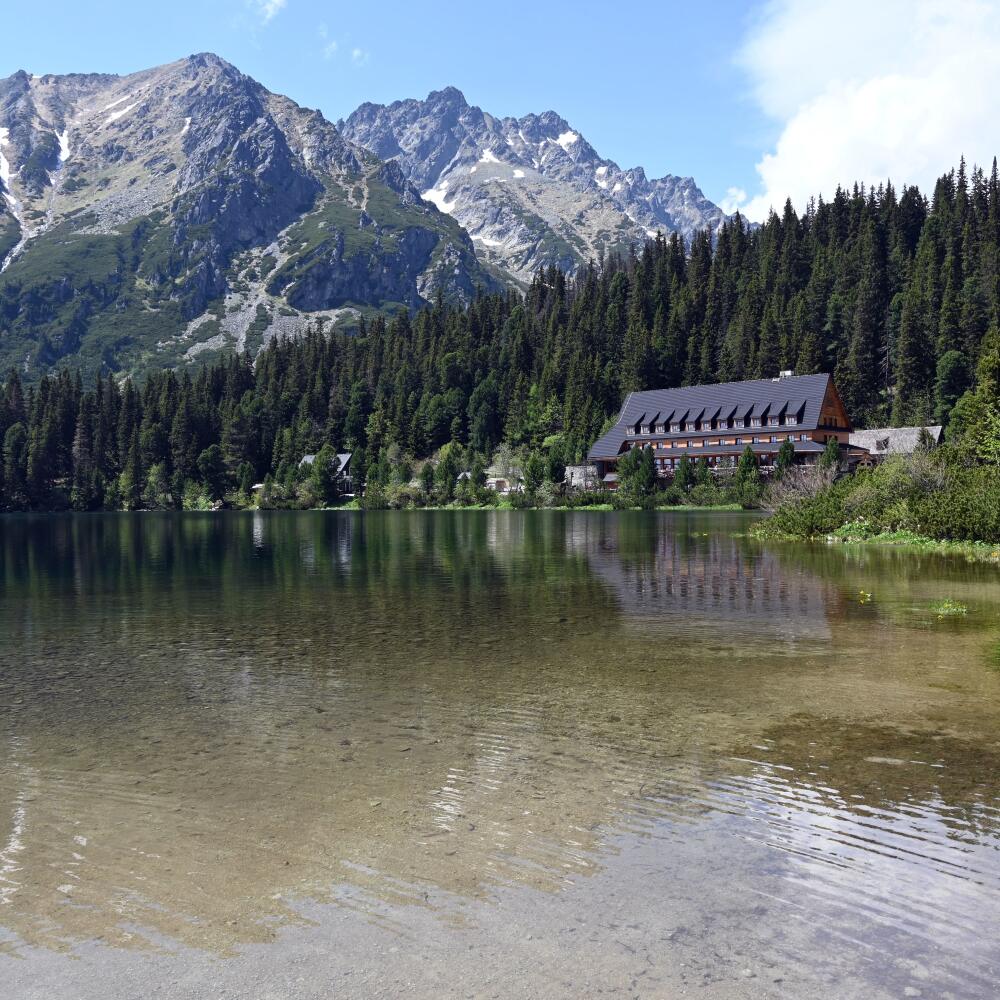 Na snímke Popradské pleso vo Vysokých Tatrách 25. júna 2020. Pri plese stojí Chata pri Popradskom plese (bývalá Chata kpt. Morávku). Popradské pleso je svojou rozlohou štvrté najväčšie jazero vo vysokých Tatrách. FOTO TASR - Roman Hanc