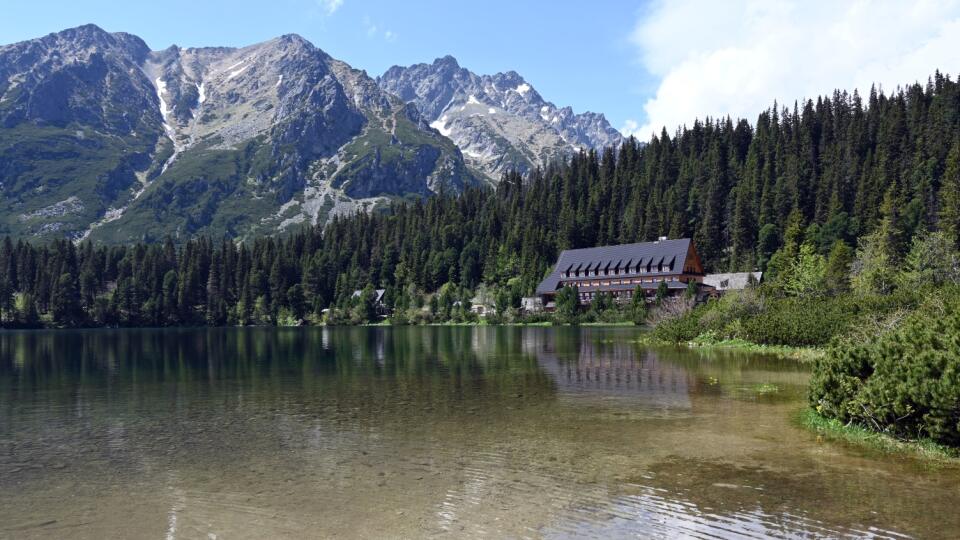 Na snímke Popradské pleso vo Vysokých Tatrách 25. júna 2020. Pri plese stojí Chata pri Popradskom plese (bývalá Chata kpt. Morávku). Popradské pleso je svojou rozlohou štvrté najväčšie jazero vo vysokých Tatrách. FOTO TASR - Roman Hanc