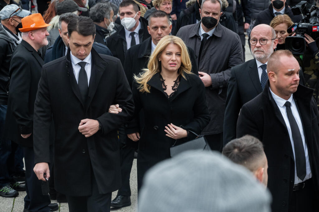 Pohreb speváka Miroslava Žbirku v pražskom krematóriu Strašnice. Na snímke Zuzana Čaputová a Juraj Rizman.
