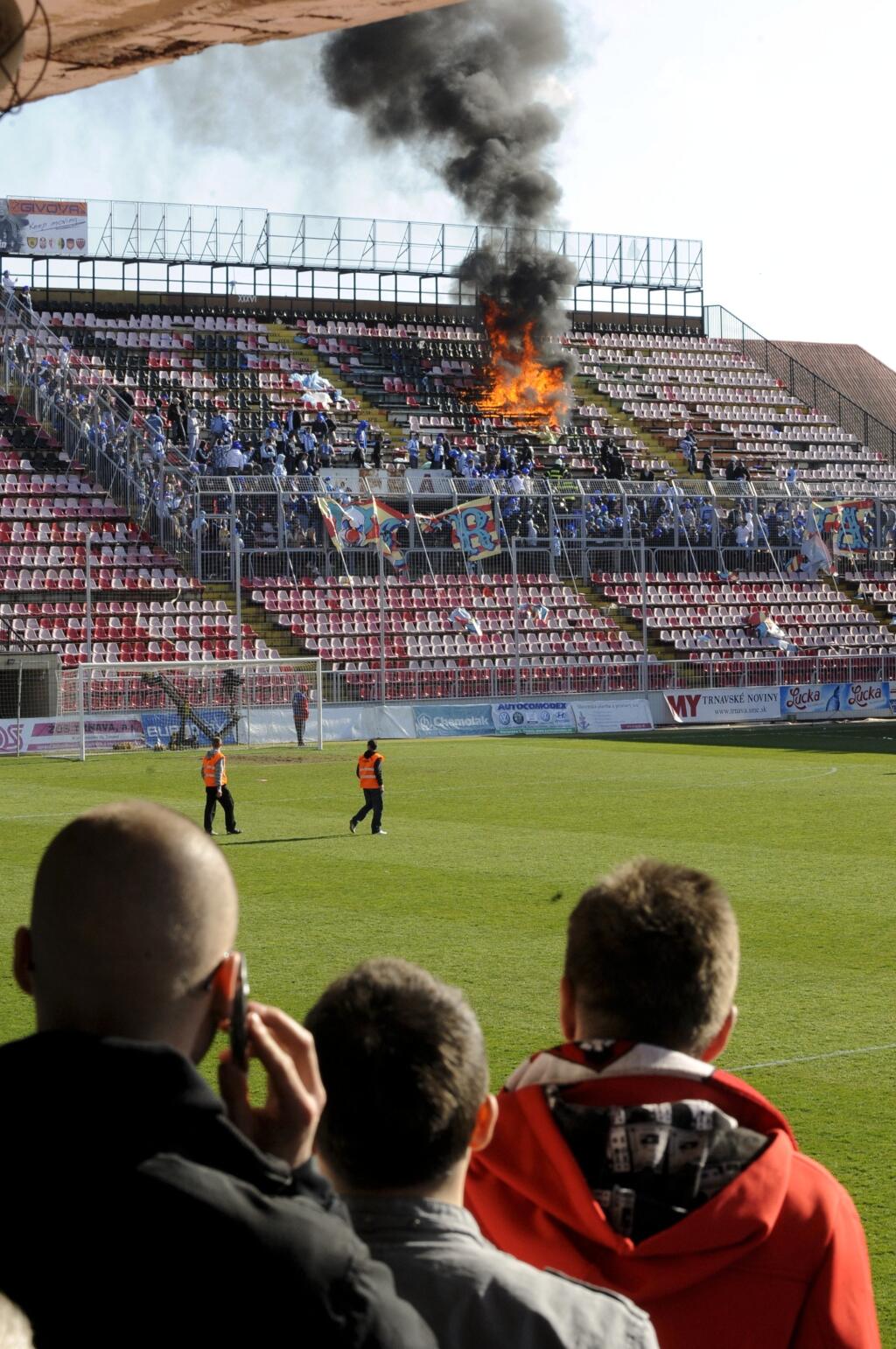 Počas derby v marci 2010 bolo horúco, a to doslova. V sektore fanúšikov Slovana totiž vypukol požiar, chytila sa tribúna a požiar museli pacifikovať až hasiči.