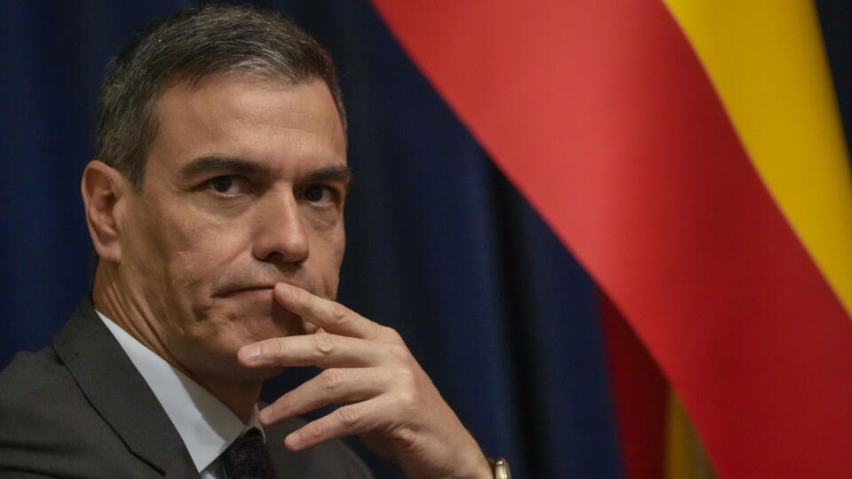 Na snímke španielsky premiér Pedro Sánchez počas stretnutia so slovinským premiérom  Robertom Golobom v Ľubľane v utorok 16. apríla 2024.