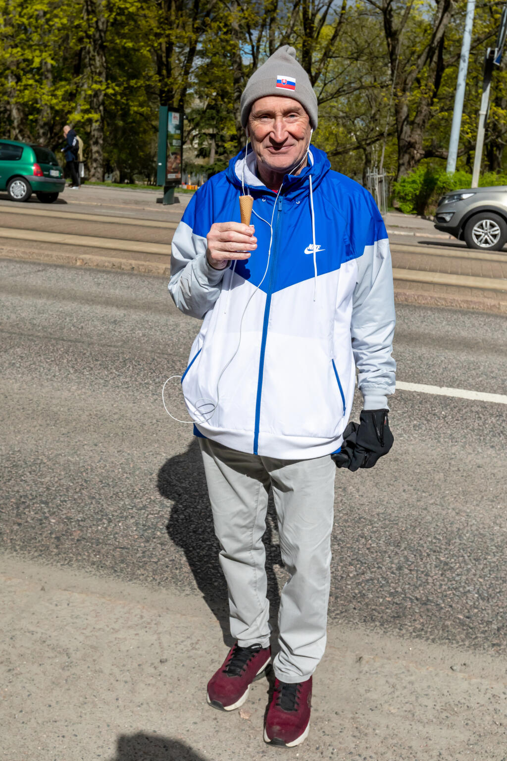 Na snímke je tréner slovenskej hokejovej reprezenácie Craig Ramsay pri príchode na hotel so zmrzlinou.