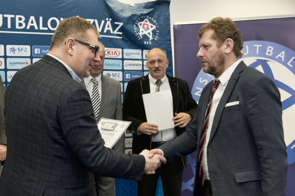 Marián Süttö (vpravo) a prezident SFZ Ján Kováčik (vľavo).
