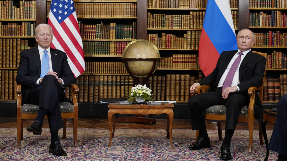Ruský prezident Vladimir Putin a americký prezident Joe Biden počas stretnutia vo vile La Grange v Ženeve.