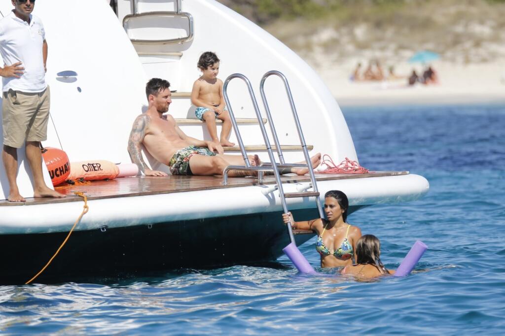 Lionel Messi čerpal sily na luxusnej jachte, kde si vyšiel so svojou rodinkou aj s rodinkou Luisa Suareza.